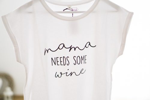 mellowwords-shirt-mama-needs-some-wine-1